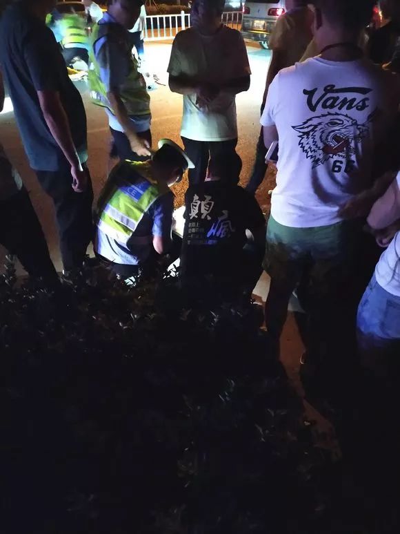 滕州二中待高考学生惨遭车祸肇事司机拒不承认父母跪求目击者