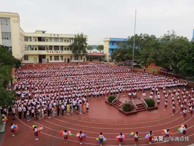 六一前夕平南镇中心小学少先队员收到一封特殊的信