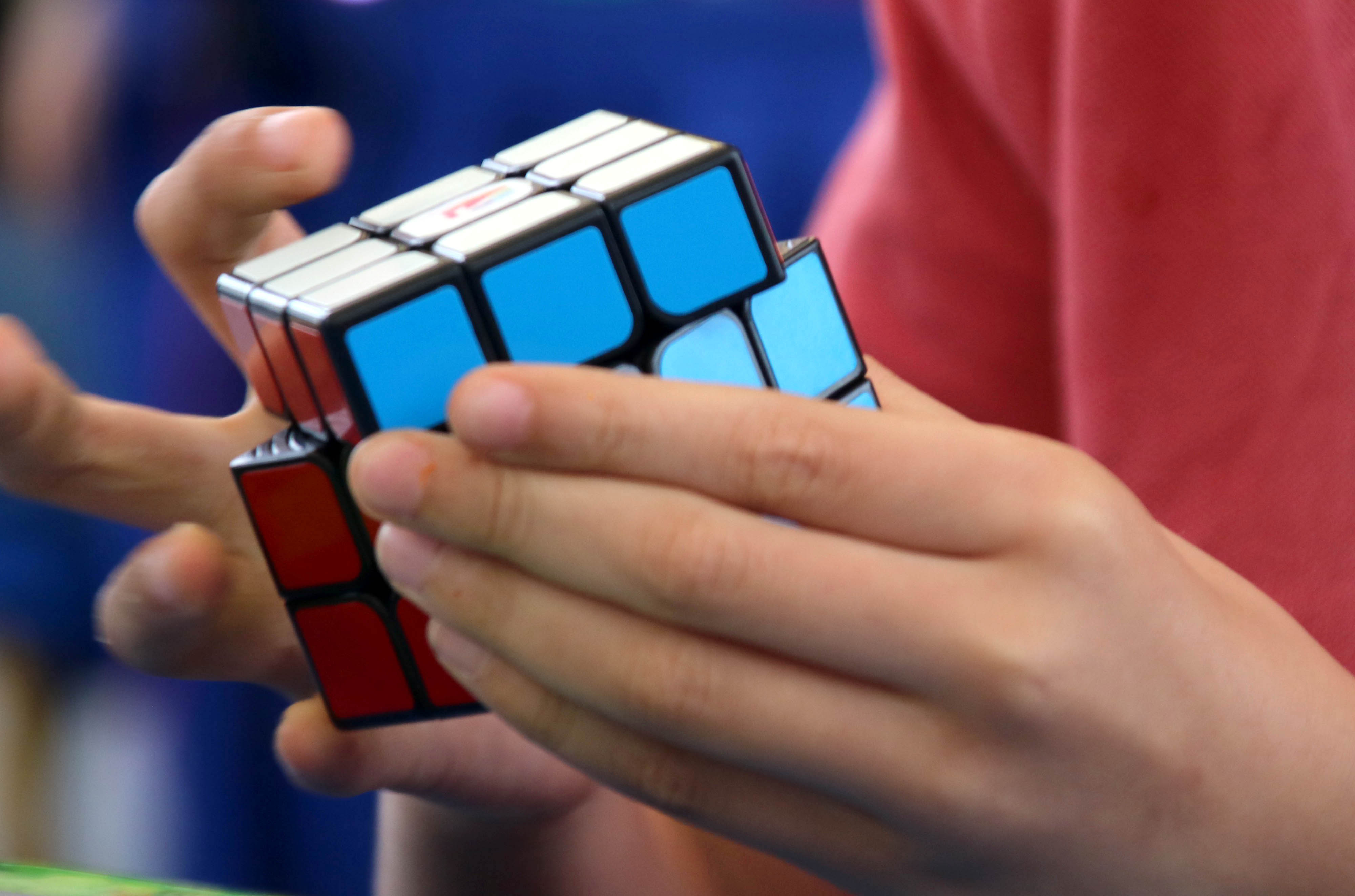 新华社发(王建康 摄)6月1日,小选手在魔方大赛上比拼.