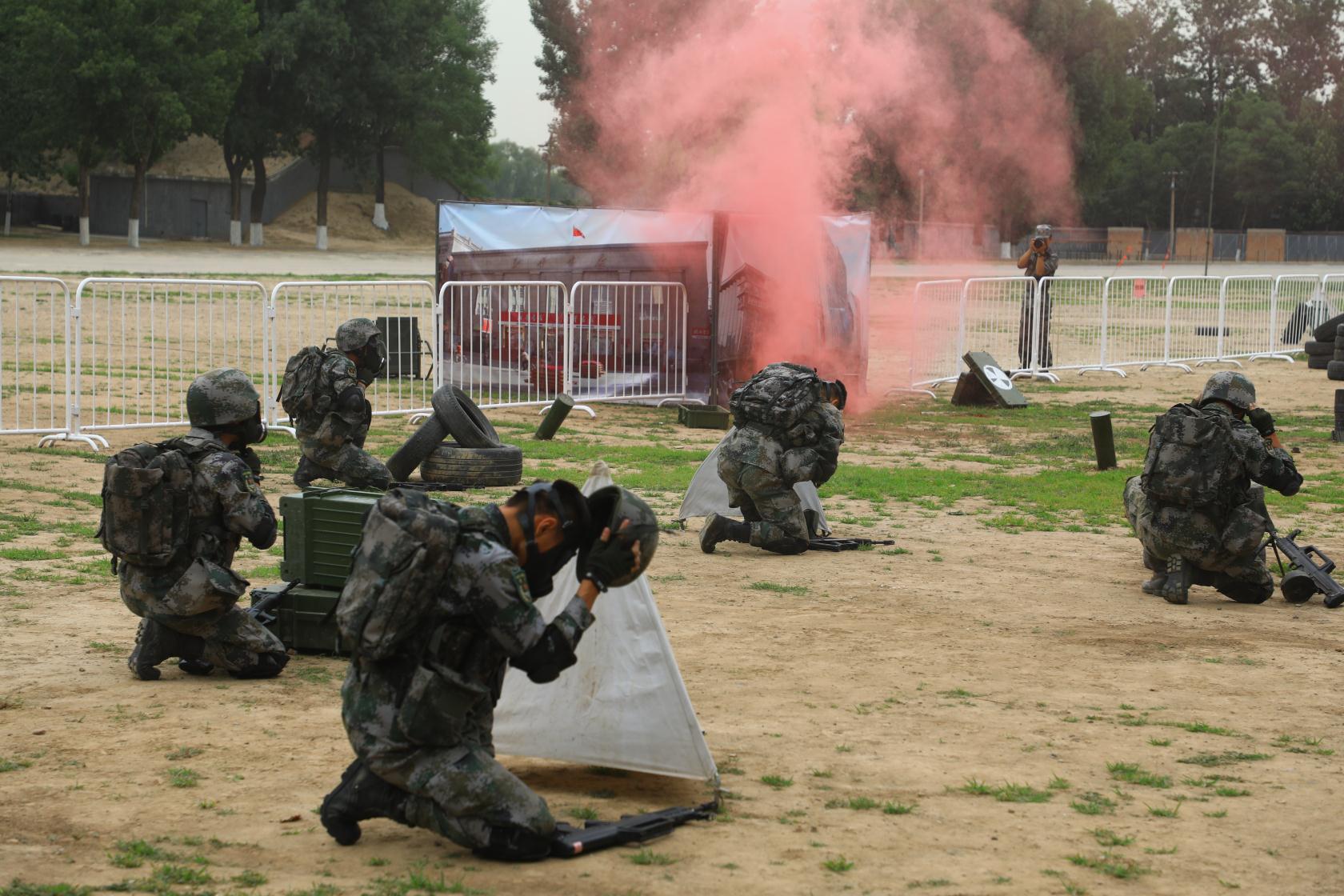 北京卫戍区某"老虎团"的官兵为大学生们表演了刺杀操,盾棍术,400米