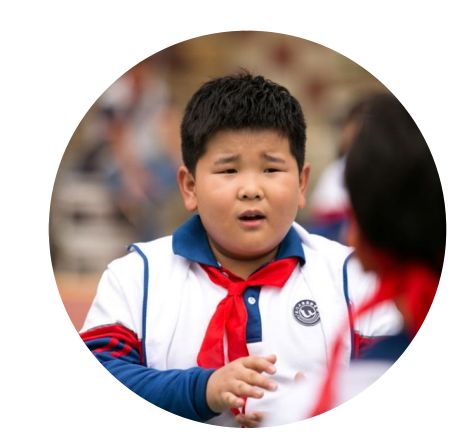 拉丁小胖何雄飞(饰元小宝)是河南洛阳市西工区凯旋路小学三年级的学生