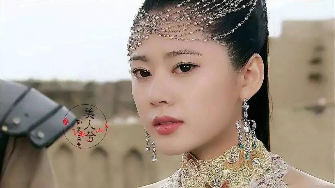 分饰两角,一面是温婉柔弱的琳琅,一面是霸气冷酷却又渴望爱的石观音
