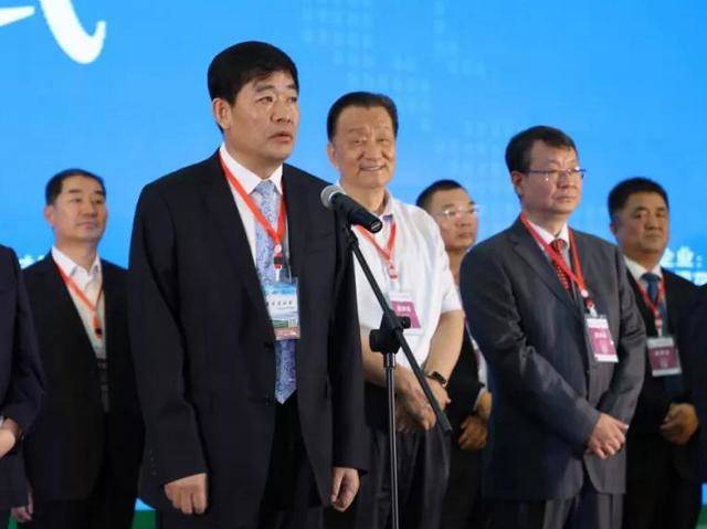 陕西省人民政府副秘书长魏稳柱,中国茶叶流通协会会长王庆,陕西省供销