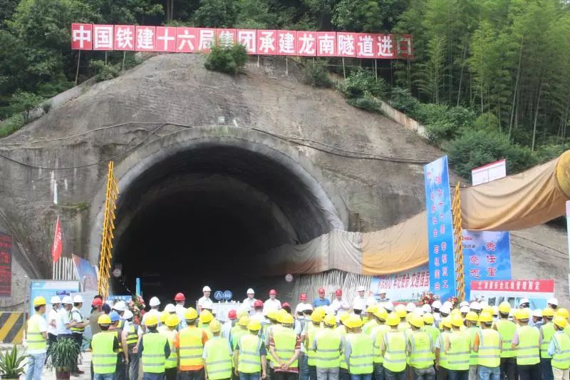 赣深高铁第一长隧龙南隧道进口顺利贯通