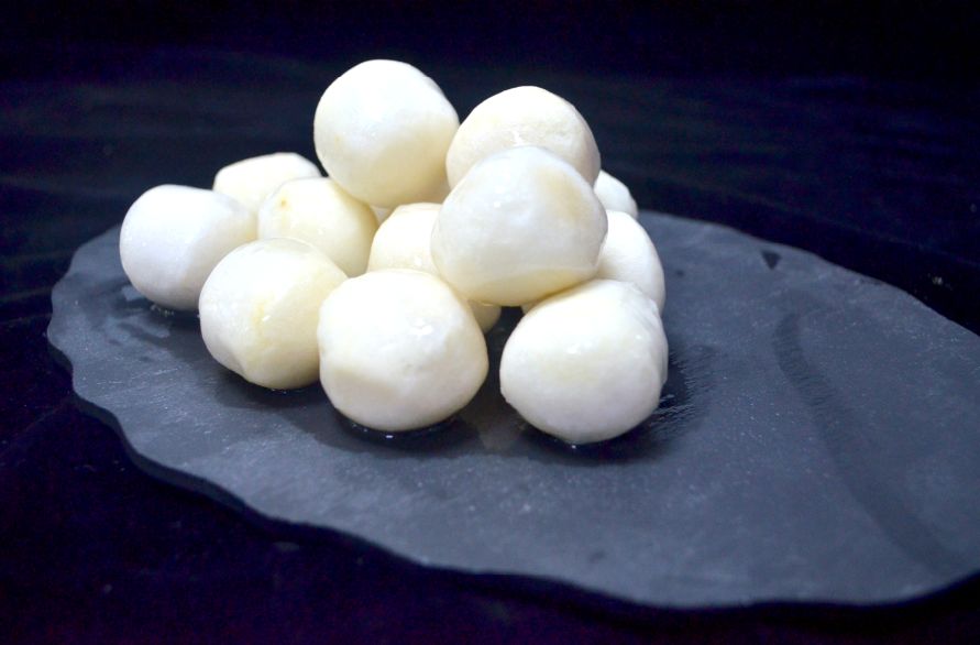 【盐焗芋头】推荐做法:无需解冻,将芋艿撒盐后放烤盘上入200℃烤箱烤