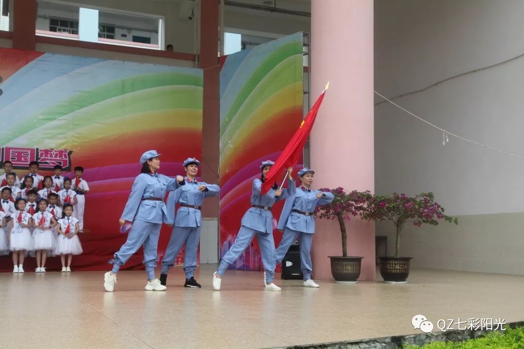 钦州师范学校附属小学大合唱获奖情况台上的精彩看完了我们去看看台下
