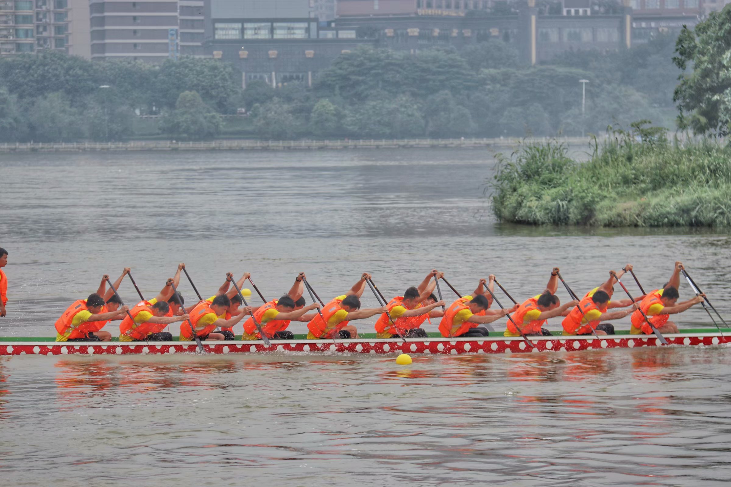 今天,第十五届龙舟锦标赛燃爆整个清远!