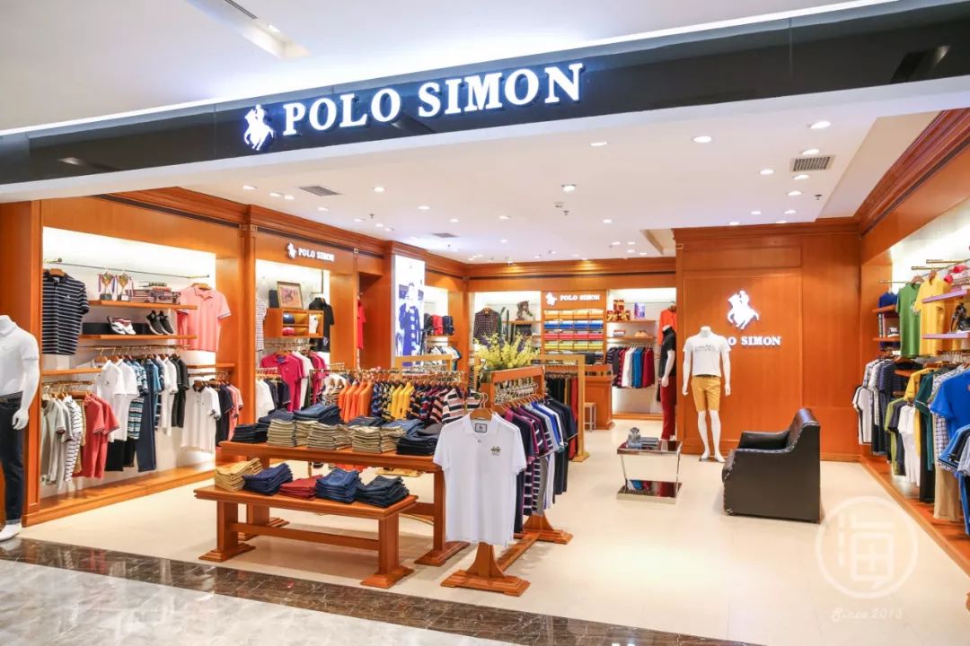 鲜艳的彩虹色系polo衫,搭配休闲短裤,化繁至简;浑身上下都能让你洋溢