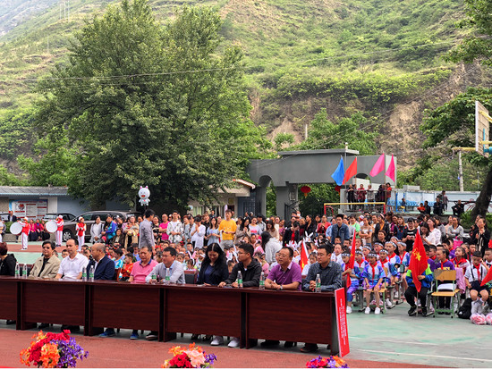 泸定县兴隆镇中心小学拥抱爱心过"六一"