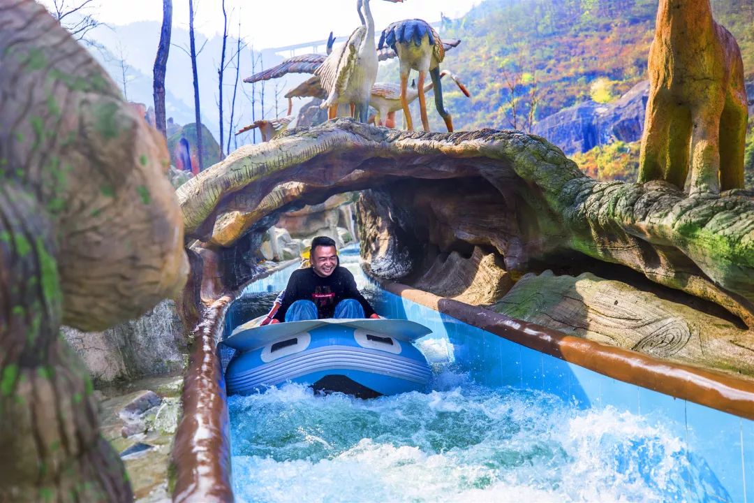 九仙洞漂流全长5公里,相对高差99米,过险弯11处,钻山洞9处,是世界洞穴