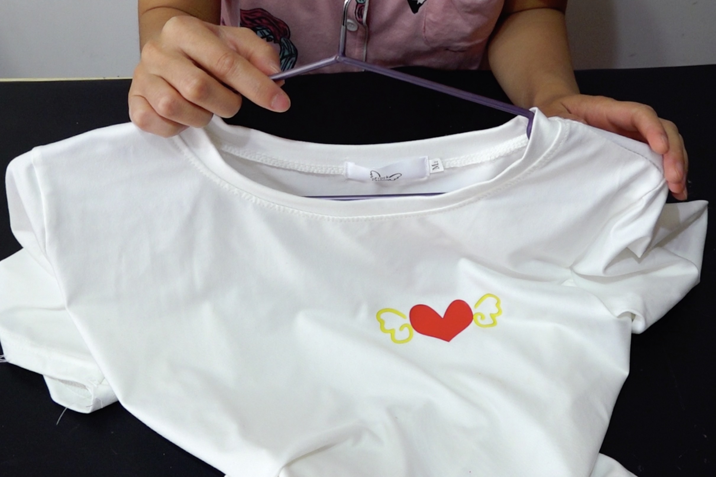 晾衣服肩部总是鼓包教你一招衣服里缝个小机关轻松解决问题