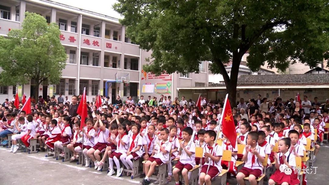 长汀县关工委主任刘其炎一行及县教育局,汀州镇负责人,前往南区小学与