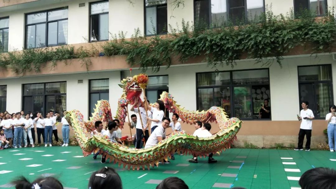 大家齐上阵 献礼儿童节妈妈们的旗袍秀更是令人鼓掌赞叹~老师们的滚灯