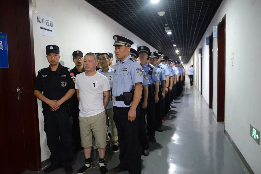 于都法院公开开庭审理刘中央,钟长鹰等40人恶势力犯罪集团案