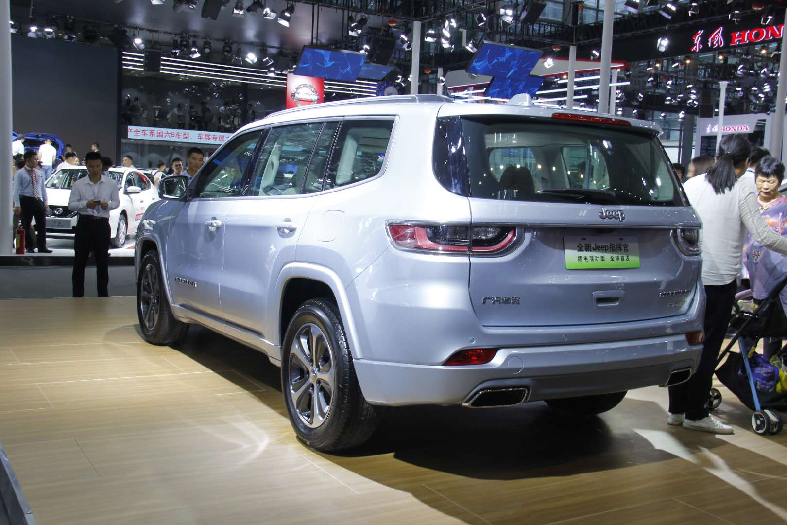 2019深港澳车展:全新jeep指挥官phev亮相