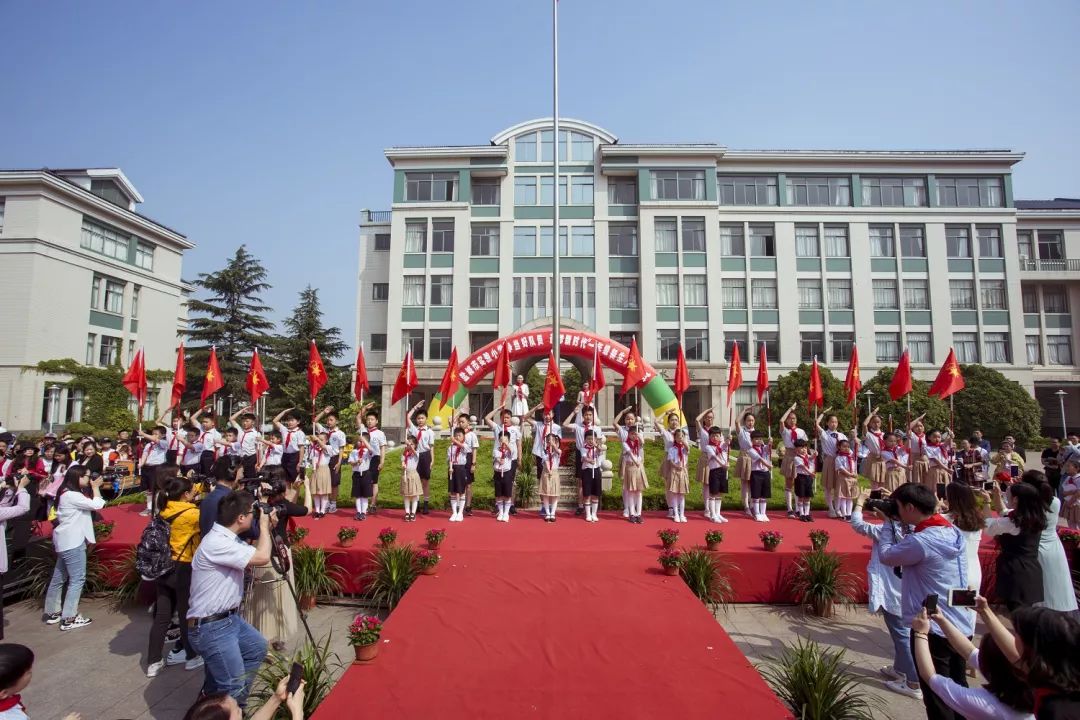 校区风景线争当好队员逐梦新时代盐城市实验小学一年级新生入队仪式