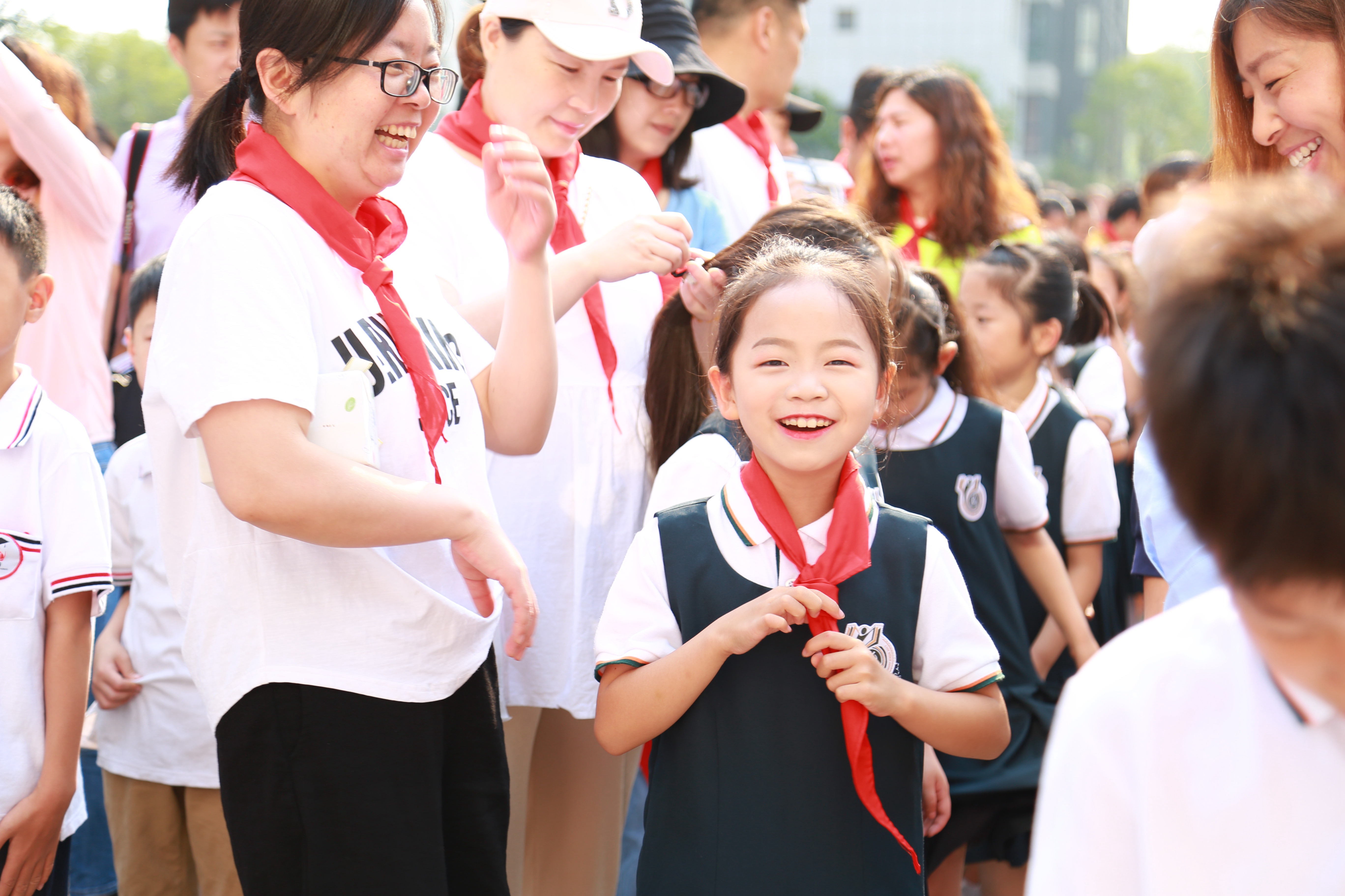 礼赞祖国 领巾飘扬—金水区文源小学举行一年级入队仪式_家长