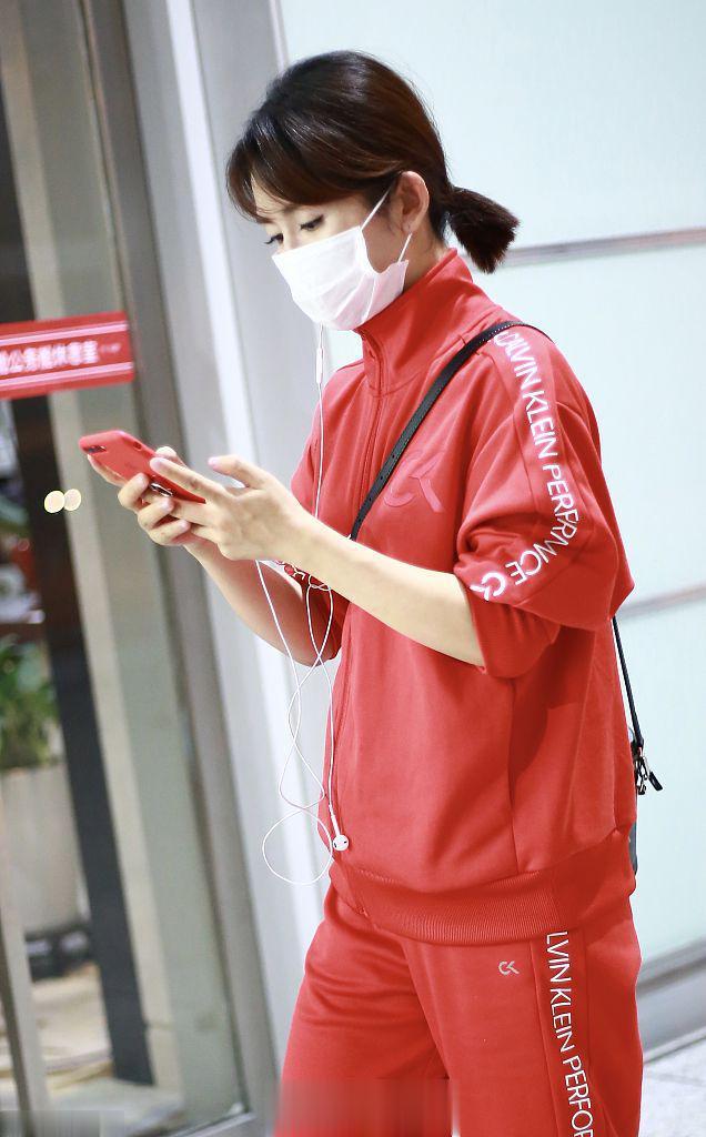 谢娜现身机场,大红色运动服格外吸睛,38岁的女人这样穿才减龄