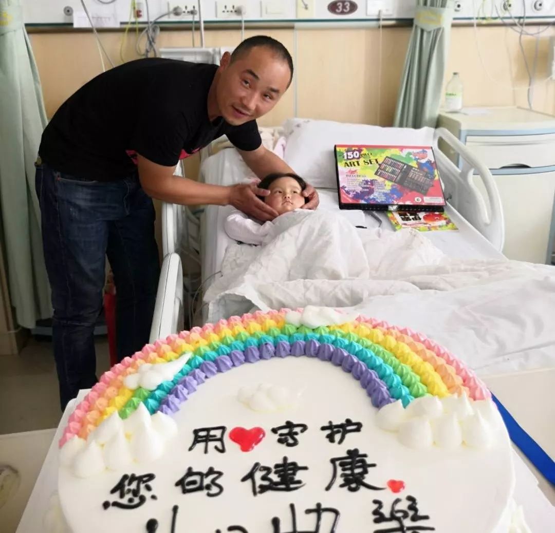 有健康,有快乐并邀请所有小患儿一起分享医护人员买来生日蛋糕和气球