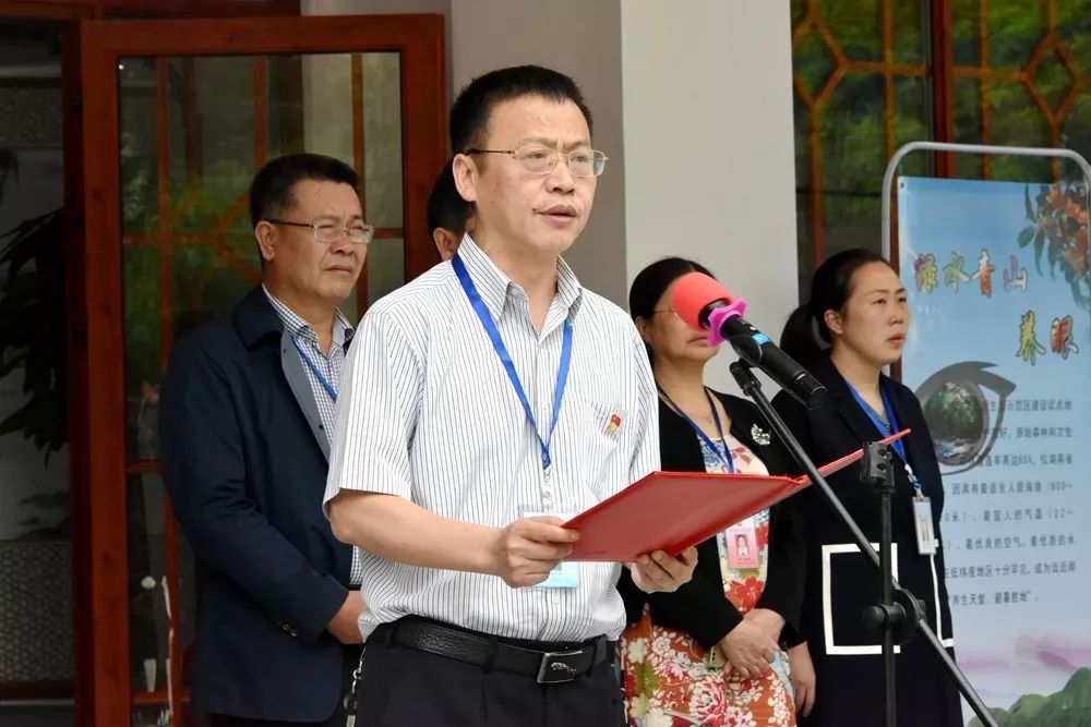 仪式上,县委书记谭建上与桂东县罗霄天马旅行社有限公司董事长黄鑫