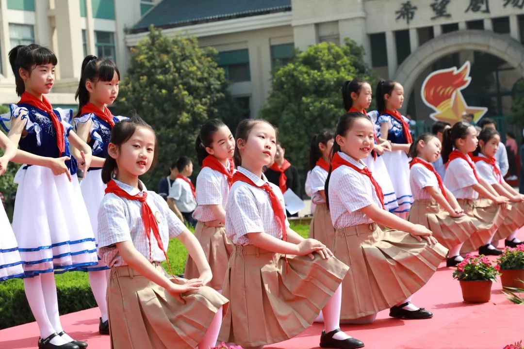 校區風景線爭當好隊員逐夢新時代鹽城市實驗小學一年級新生入隊儀式