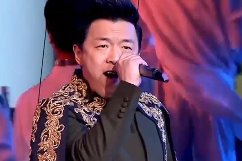 黄渤不愧是歌手出身一首爱与愁唱的比原唱还好听惊艳全场