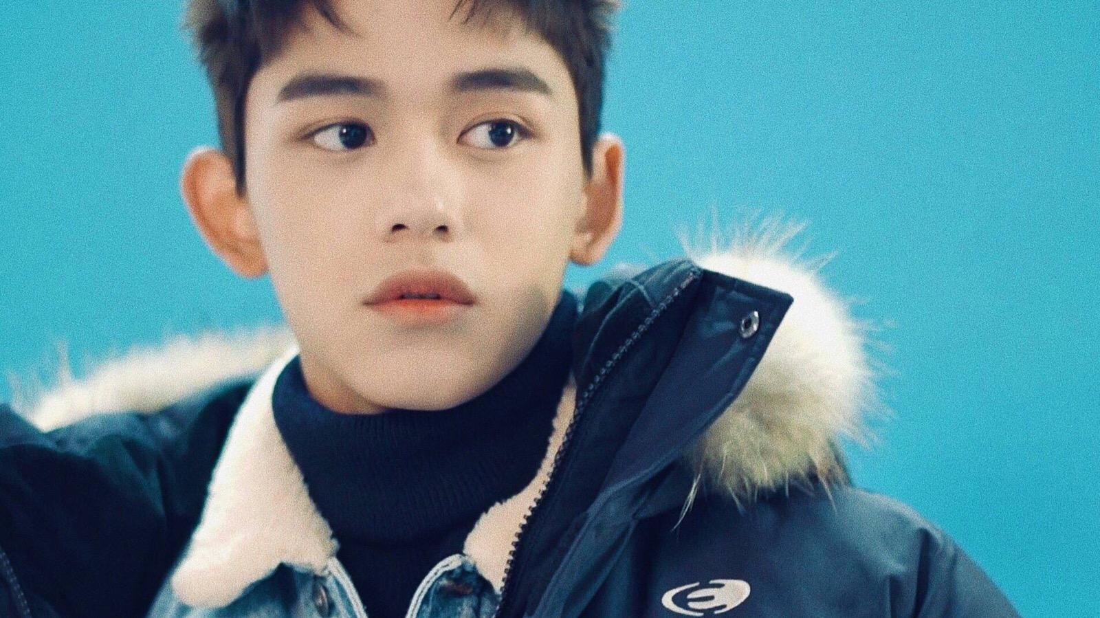 王嘉尔黄旭熙跑男合体车内认亲超有缘手挽手逛街似闺蜜