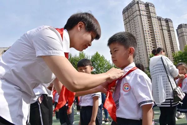 西安交大阳光小学庆六一表彰大会暨一年级入队仪式