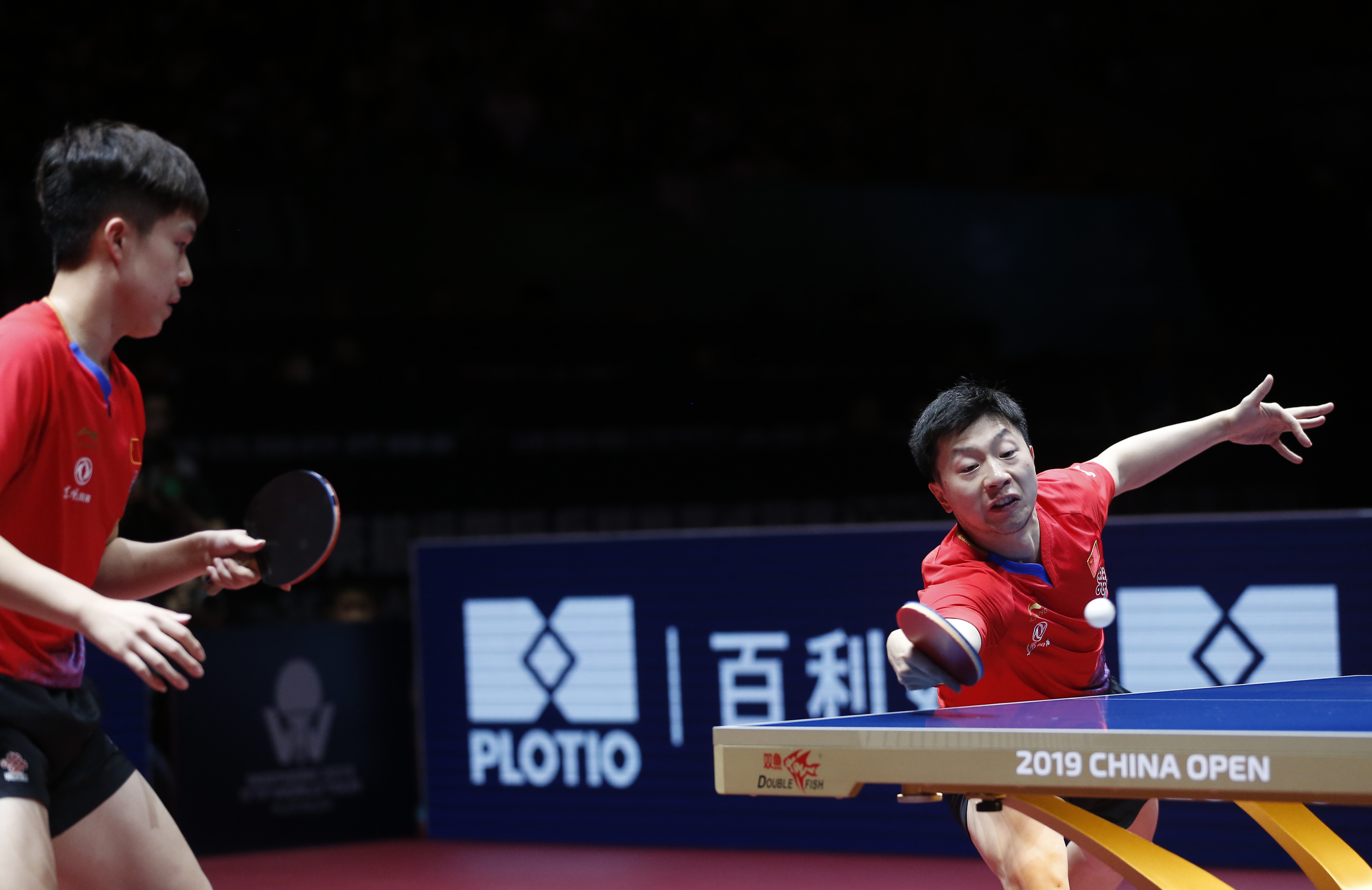 在深圳进行的国际乒联世界巡回赛2019中国乒乓球公开赛男双决赛中