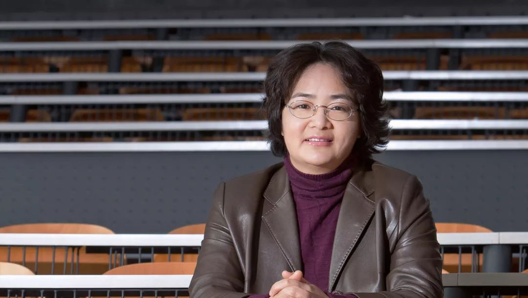 胡建英冯科,经济学院副教授,主要研究领域为资本市场与投资管理,房