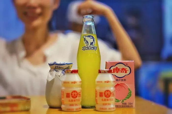 先到的同学已经从冰箱拿出来各种饮料啤酒,还有一些"老式饮料":有中国