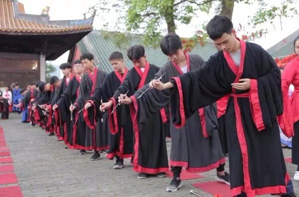 5月25日,南宁三中初中部五象校区在南宁孔庙举行舞勺礼暨初三启动仪式