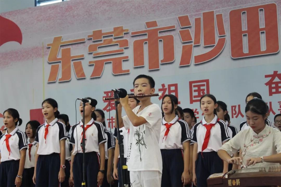 同学少年表演爱国诗篇朗诵29日,沙田实验中学开展"爱我祖国 奋时新