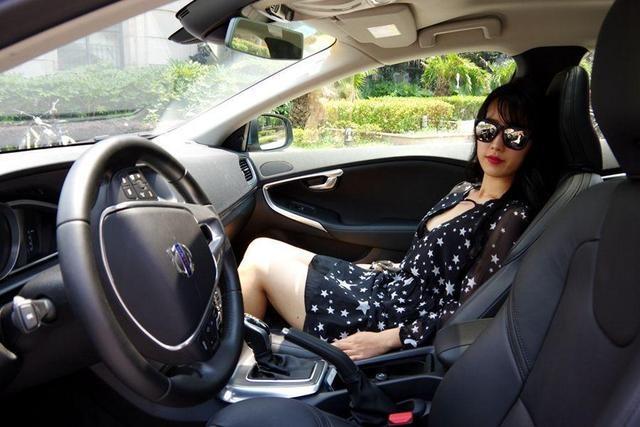 女朋友坐在别人副驾驶上笑他一怒之下把四人都害惨了