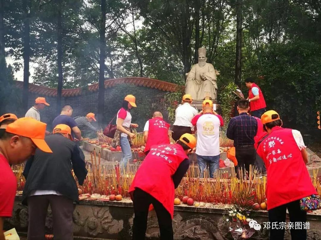 相聚大宗祠同祭越南公越南公十六邓后裔相聚佛山追念先恩感怀祖德