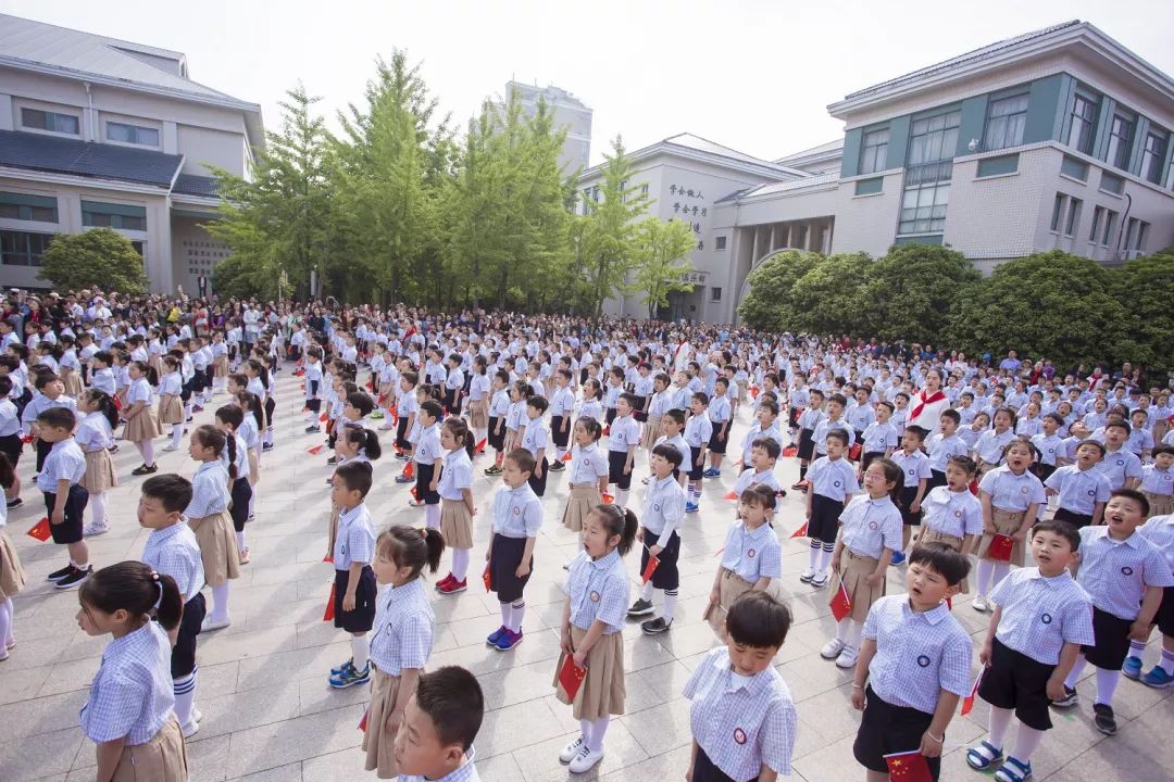校区风景线争当好队员逐梦新时代盐城市实验小学一年级新生入队仪式