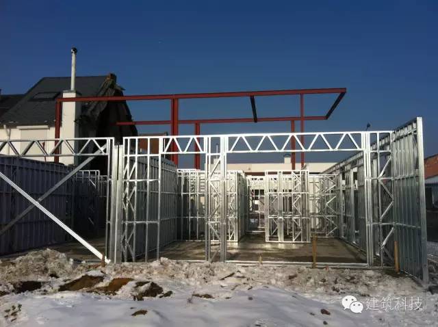 有变形,需要纠正……桁架为scot设备的帽型檩条桁架窄窄的黑边压顶,铝