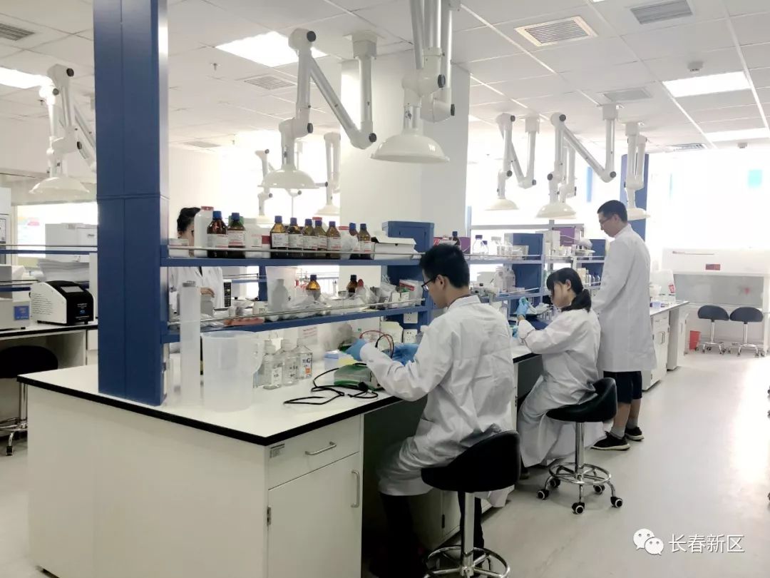 为入孵企业提供办公场地,提供仪器设备,甚至于还能提供实验室;平台