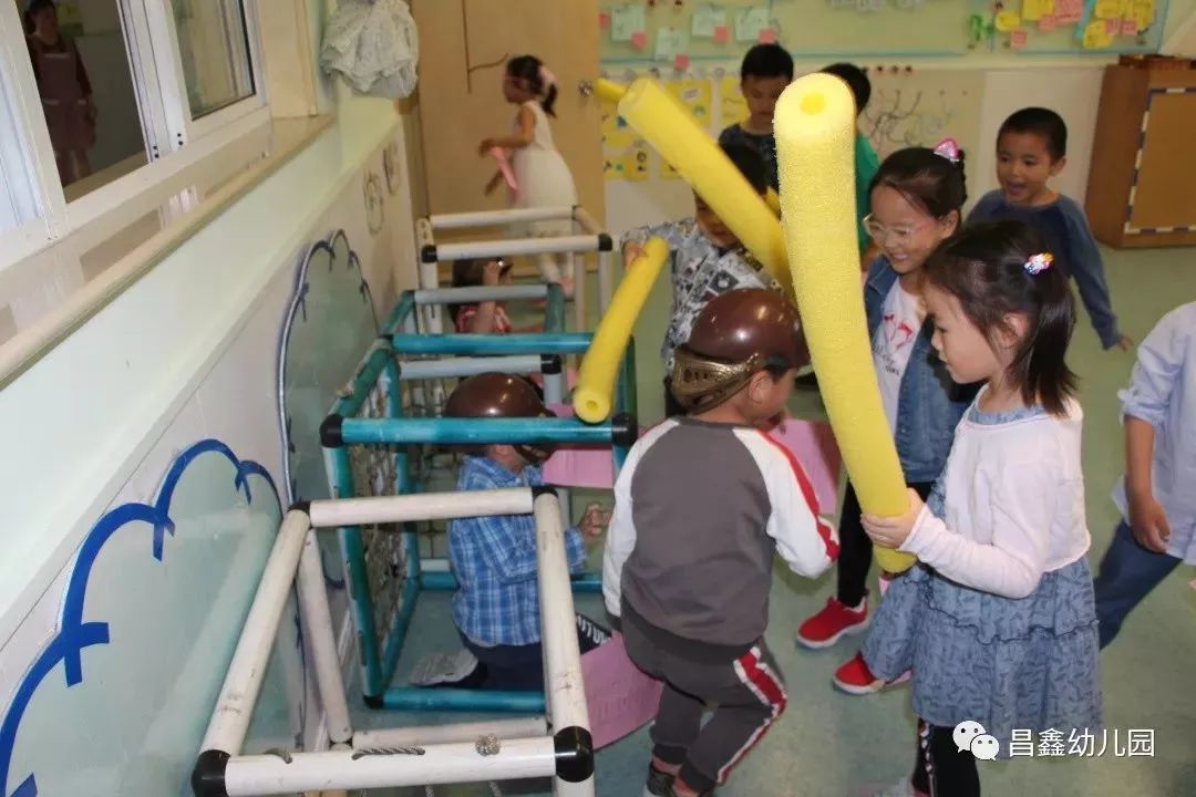昌鑫幼儿园共组织了24个游园项目,有打地鼠,贴五官,静电摩擦,投壶等.