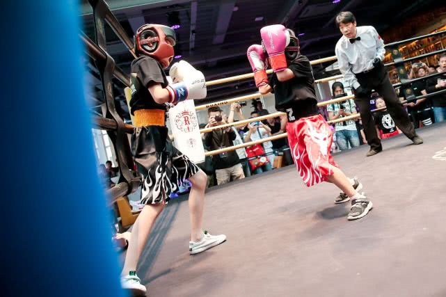 邹市明办青少拳击赛 山里的8岁萌妹小汤圆首秀完胜_大山