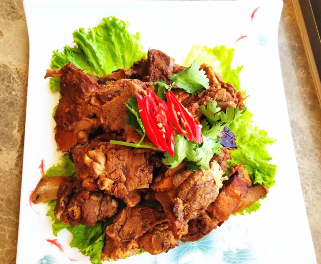 麻辣龙骨超大份的麻辣龙骨足足有两斤排骨诺大的盘子,女生怕是搬不动