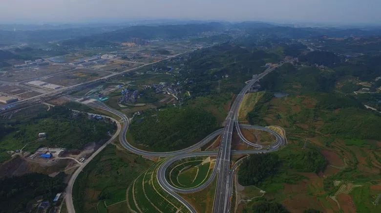 区三岔镇的冷水坪村与遵义绕城高速西北段相连播州区鸭溪镇乐理村南环