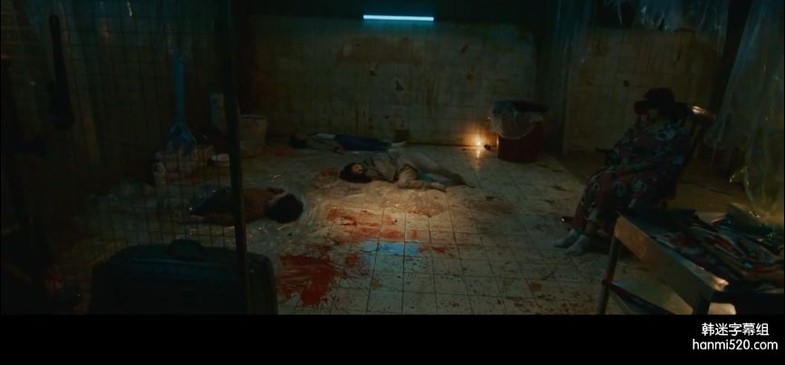 女孩的,女人的.还有一个女人被绑在椅子上,没有死.
