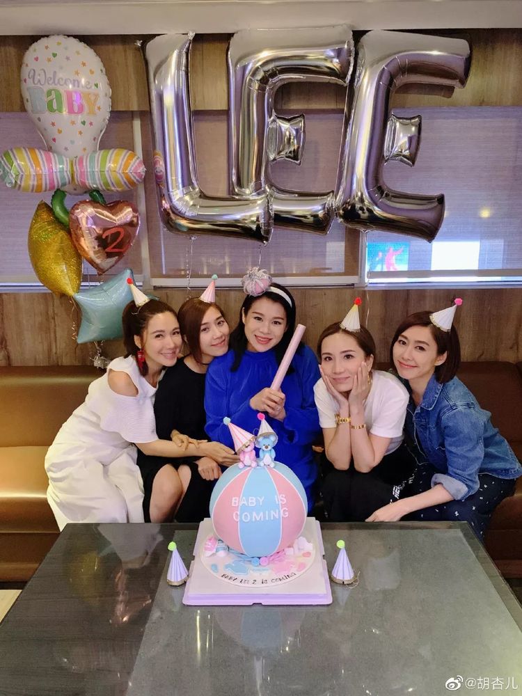 怀孕8月的胡杏儿近照笑容倦色,作为孕妇她很乐观,不惧别人眼光