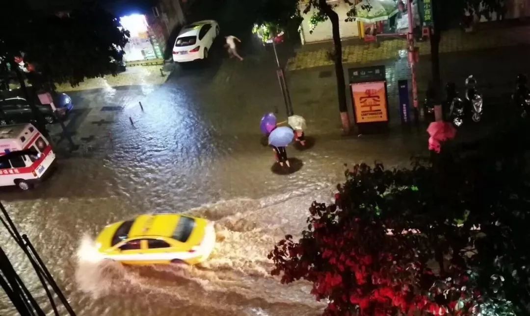 今晚,梧州突遭大暴雨袭击,市区处街道出现"看海"模式,现场视频.