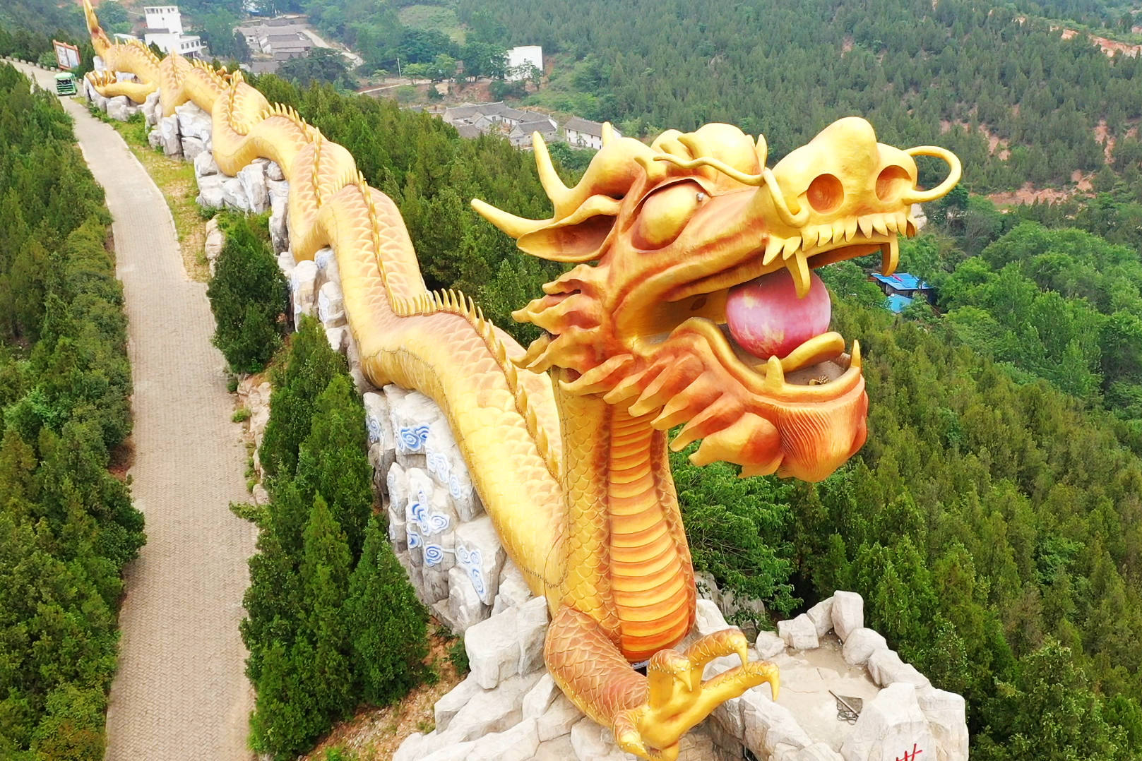 河南一条200多米的金龙盘踞在丹江边腾飞吧巨龙