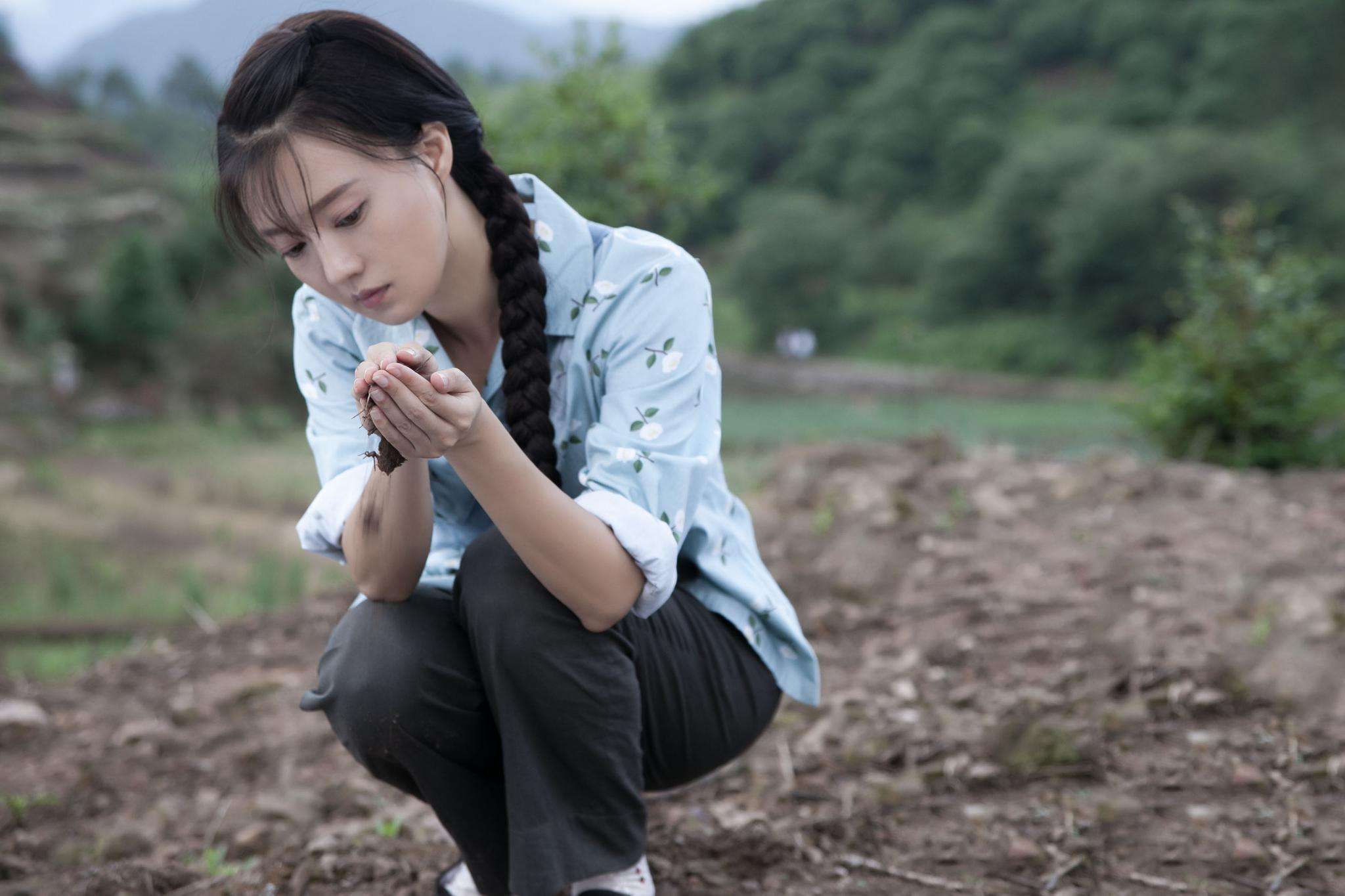 最近还是在央视一套播出的电视剧《麦香》中又看到了傅晶的身影,依然