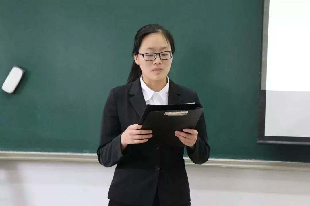 仪静体闲,铅华弗御个人简介李静怡,现任公管学院公管1802班班长,是公