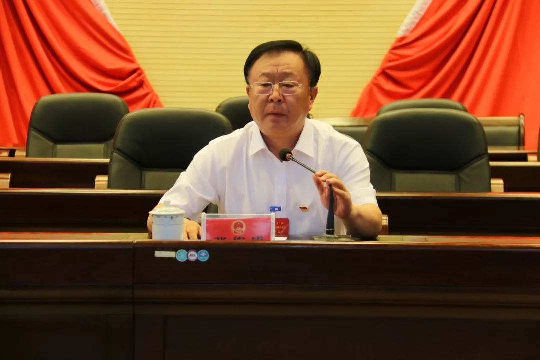 会议中心召开,补选何英为区人大常委会主任,赵宝军为区监察委员会主任