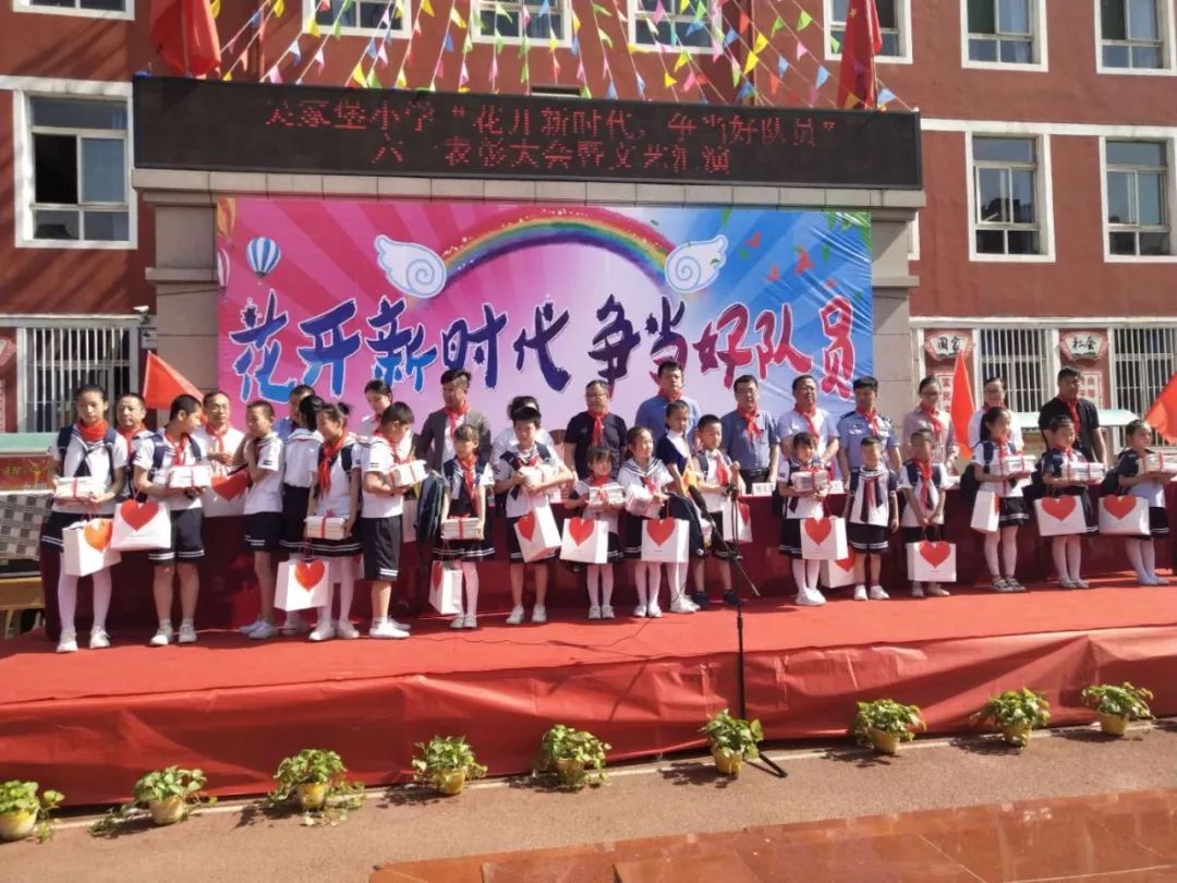 在吴家堡小学,少先队员为出席的领导佩戴了红领巾,参会的领导和代表们